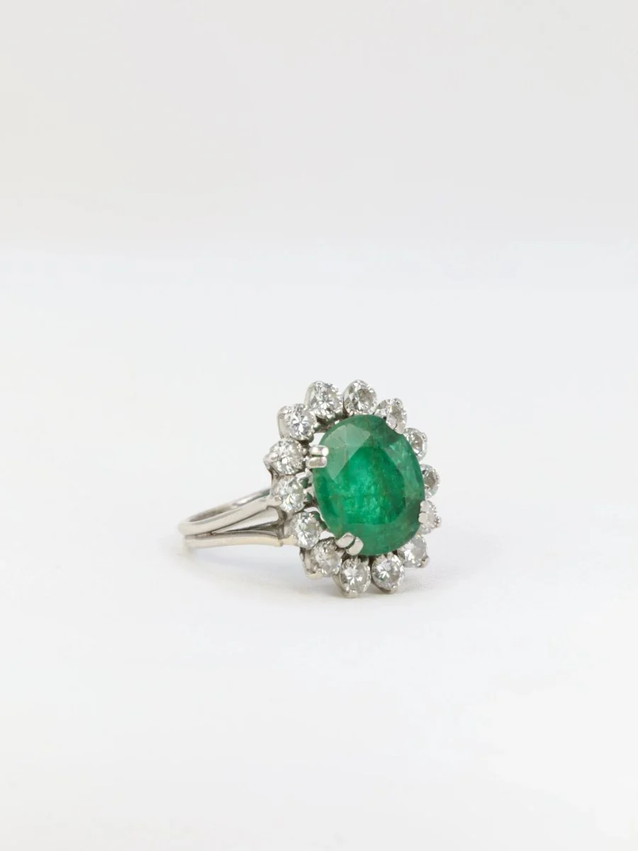 Vintage daisy ring with oval emerald and diamonds - Image 3