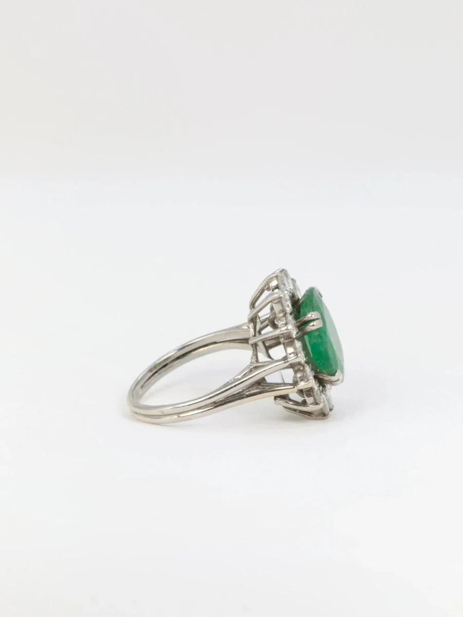 Vintage daisy ring with oval emerald and diamonds - Image 4
