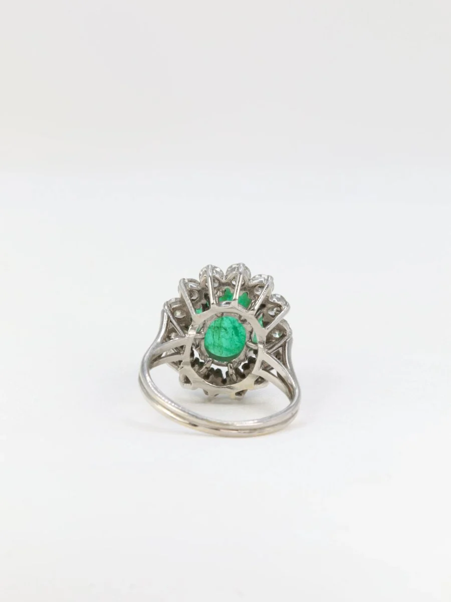 Vintage daisy ring with oval emerald and diamonds - Image 5
