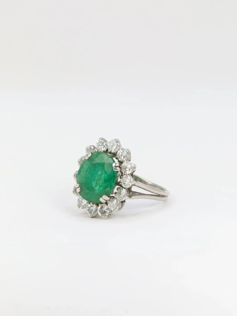 Vintage daisy ring with oval emerald and diamonds - Image 7