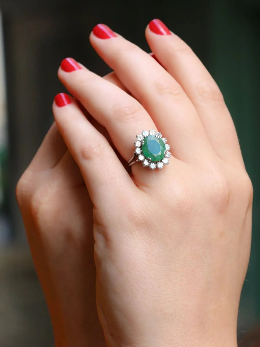 Vintage daisy ring with oval emerald and diamonds - Image 8