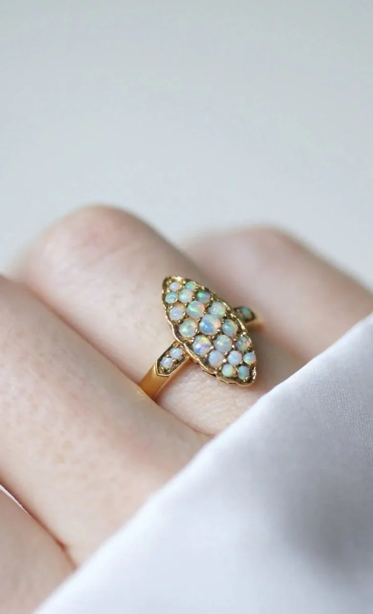 Marquise opal ring in gold - Image 2