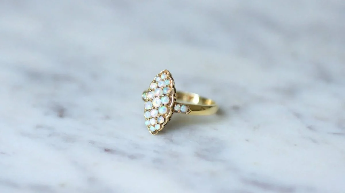 Marquise opal ring in gold - Image 3