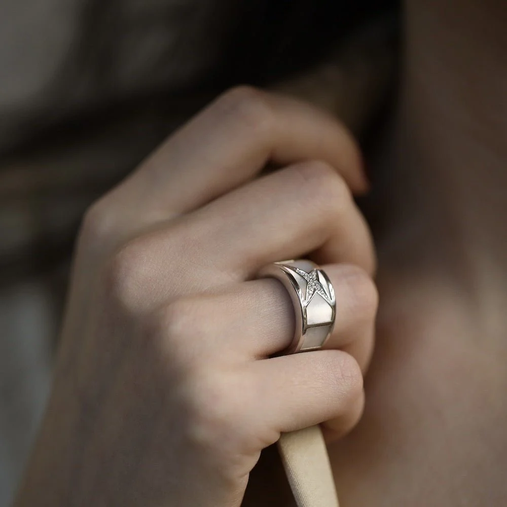 Ring MAUBOUSSIN "Étoile Beauté" in white gold and mother-of-pearl diamonds - Image 2