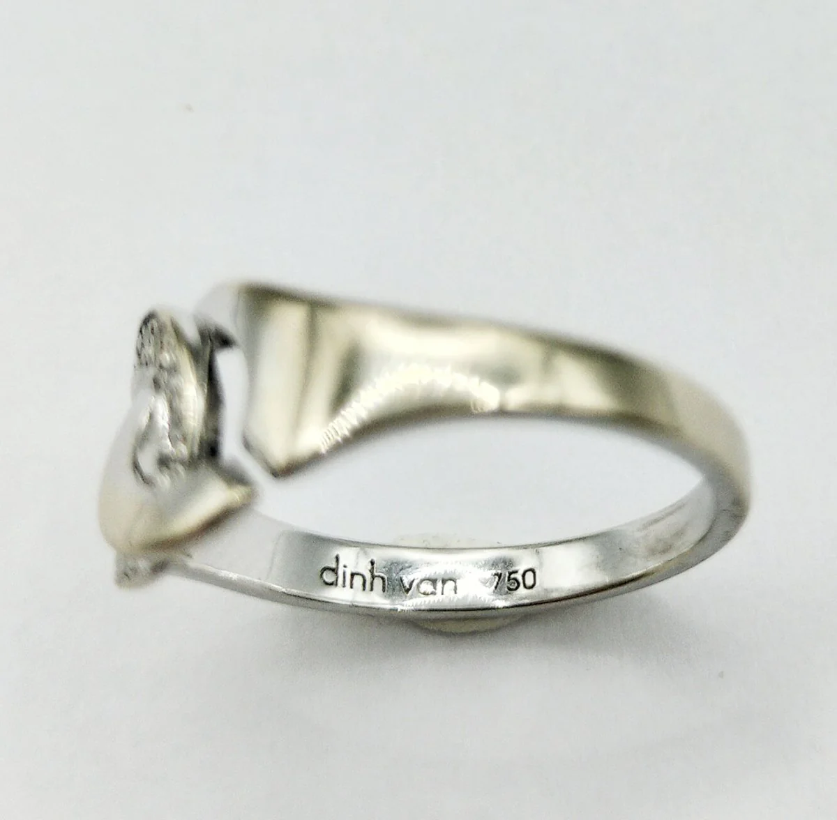 DINH VAN “Menottes R8” ring in white gold and diamonds - Image 3