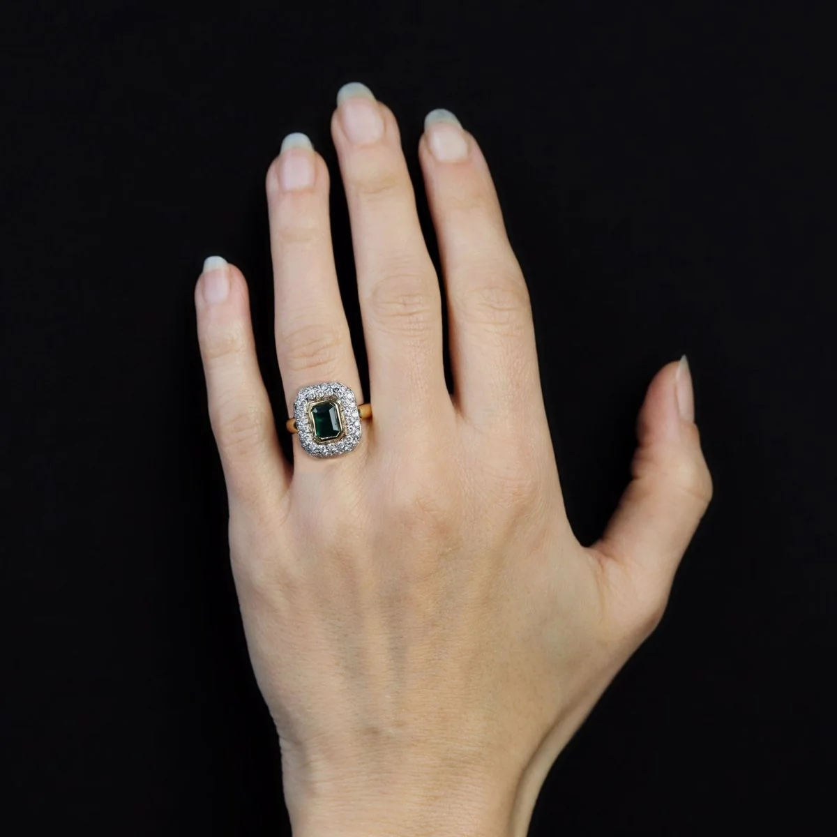 Ring rectangular in yellow gold and white with emerald and diamonds - Image 2