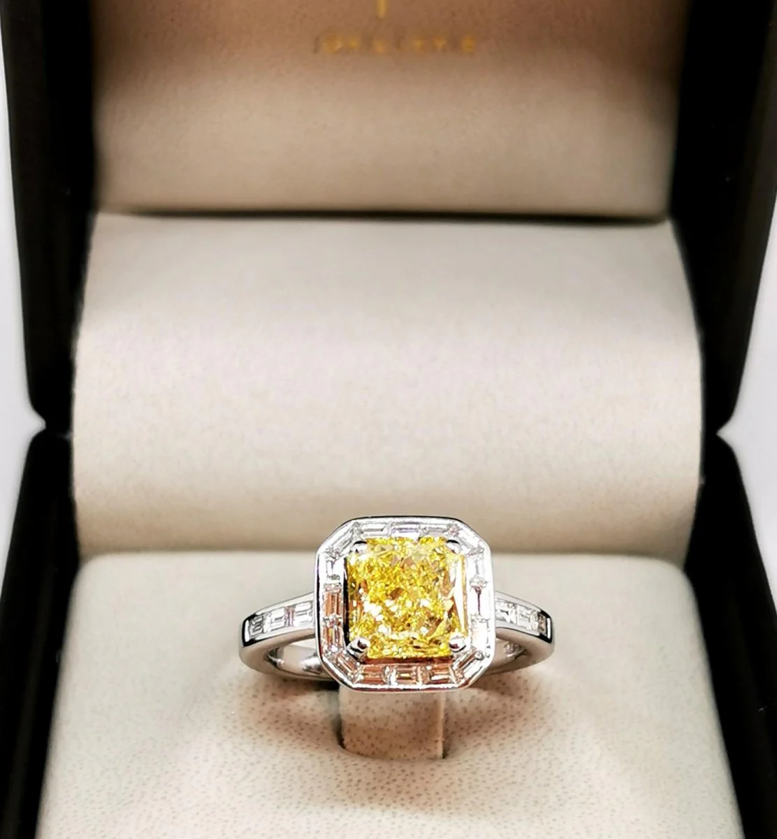 White Gold Diamond Ring - Image 10