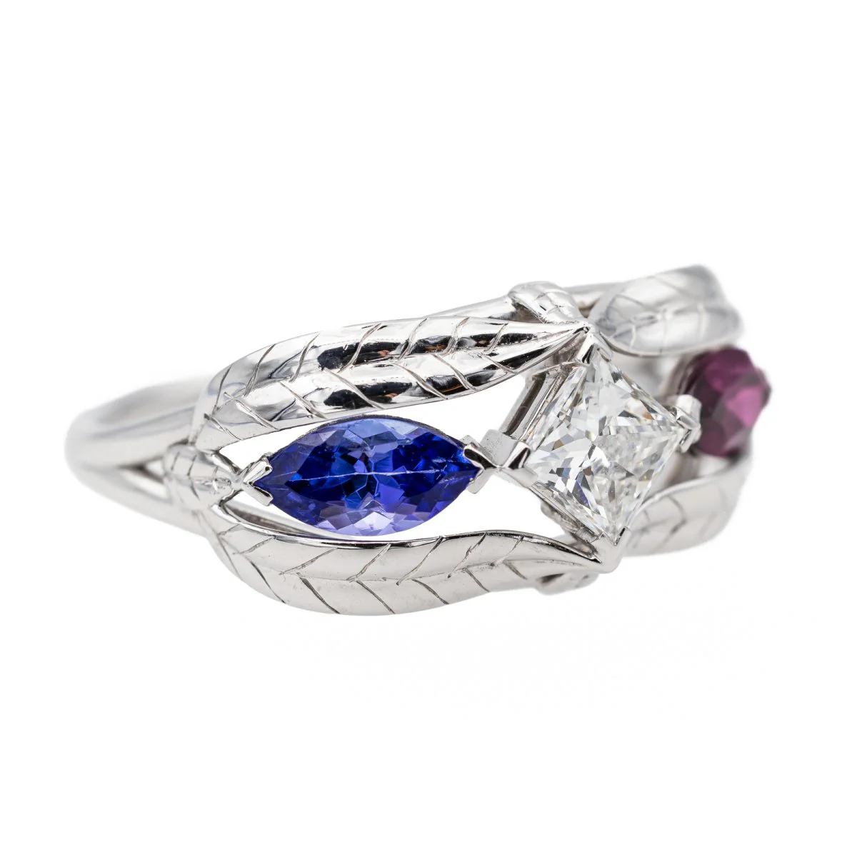 White gold, tanzanite, garnet and diamond ring - Image 6