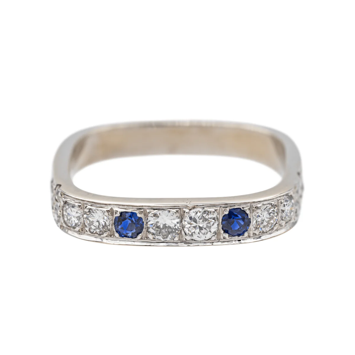Ring at white gold, sapphire and diamonds