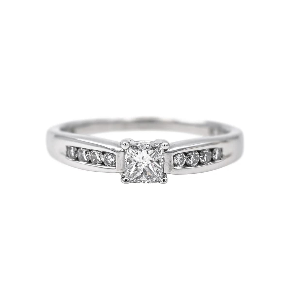 Solitaire ring in white gold and diamonds