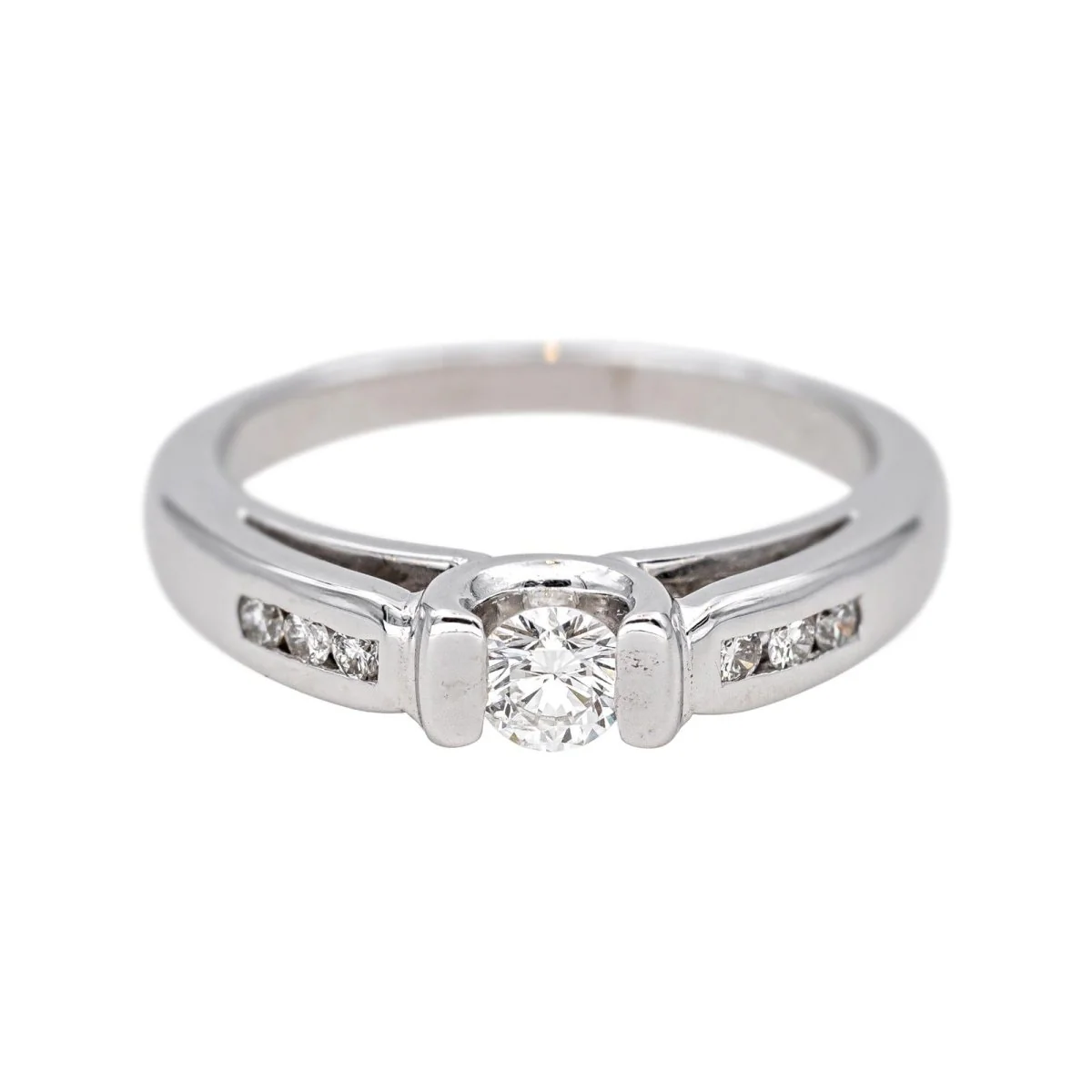 Solitaire ring in white gold and diamonds