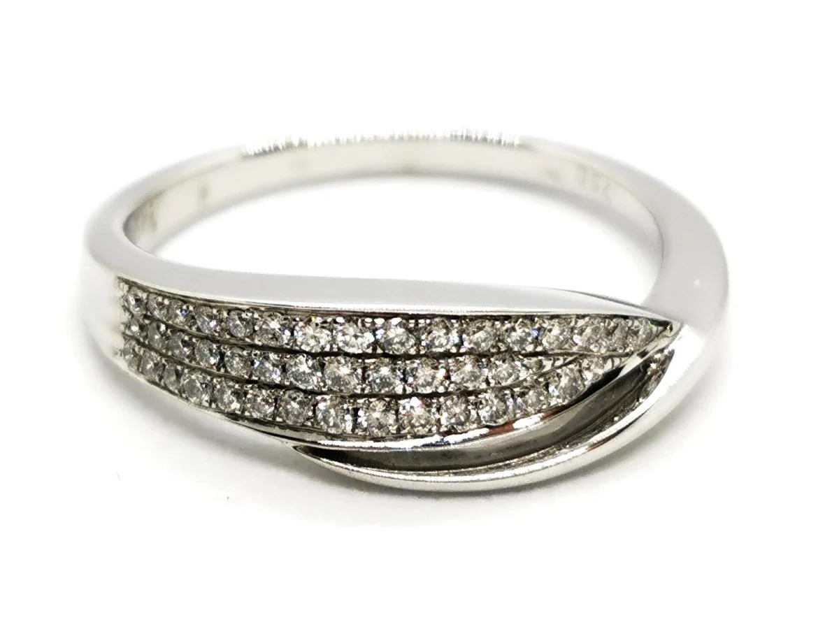 Pavée ring in white gold and diamond