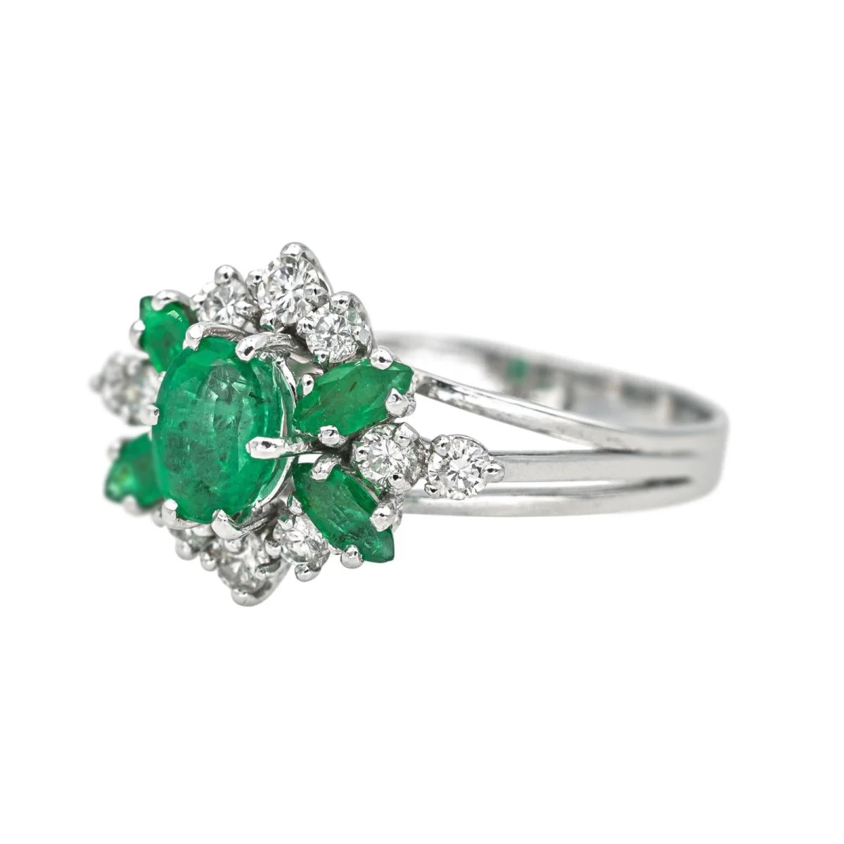 White gold ring with emeralds and diamonds - Image 3