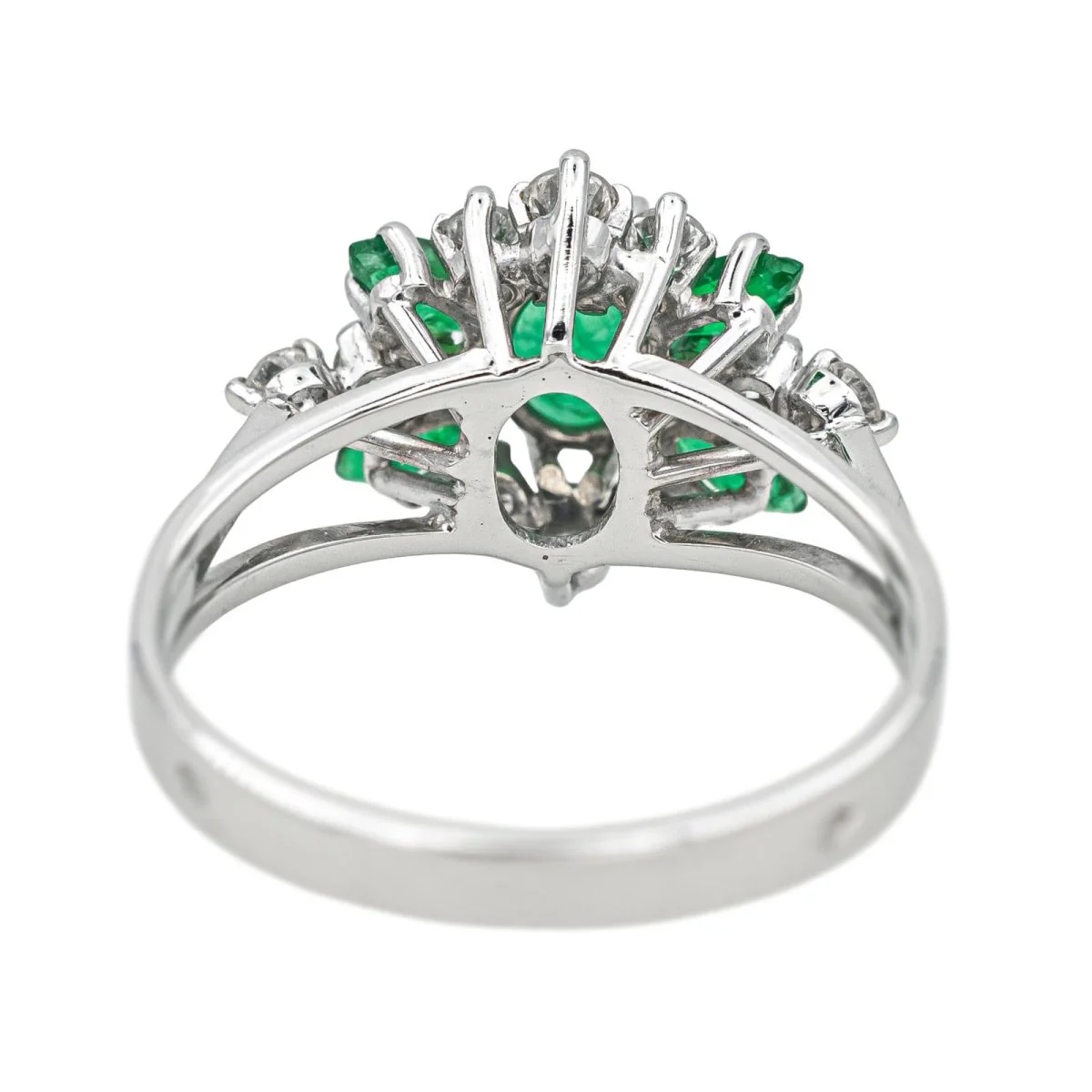 White gold ring with emeralds and diamonds - Image 5