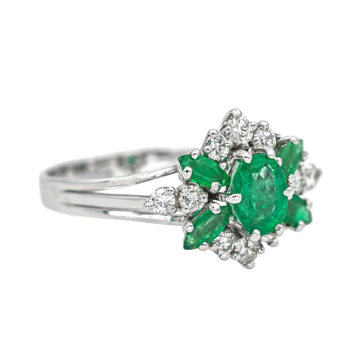 White gold ring with emeralds and diamonds - Image 6