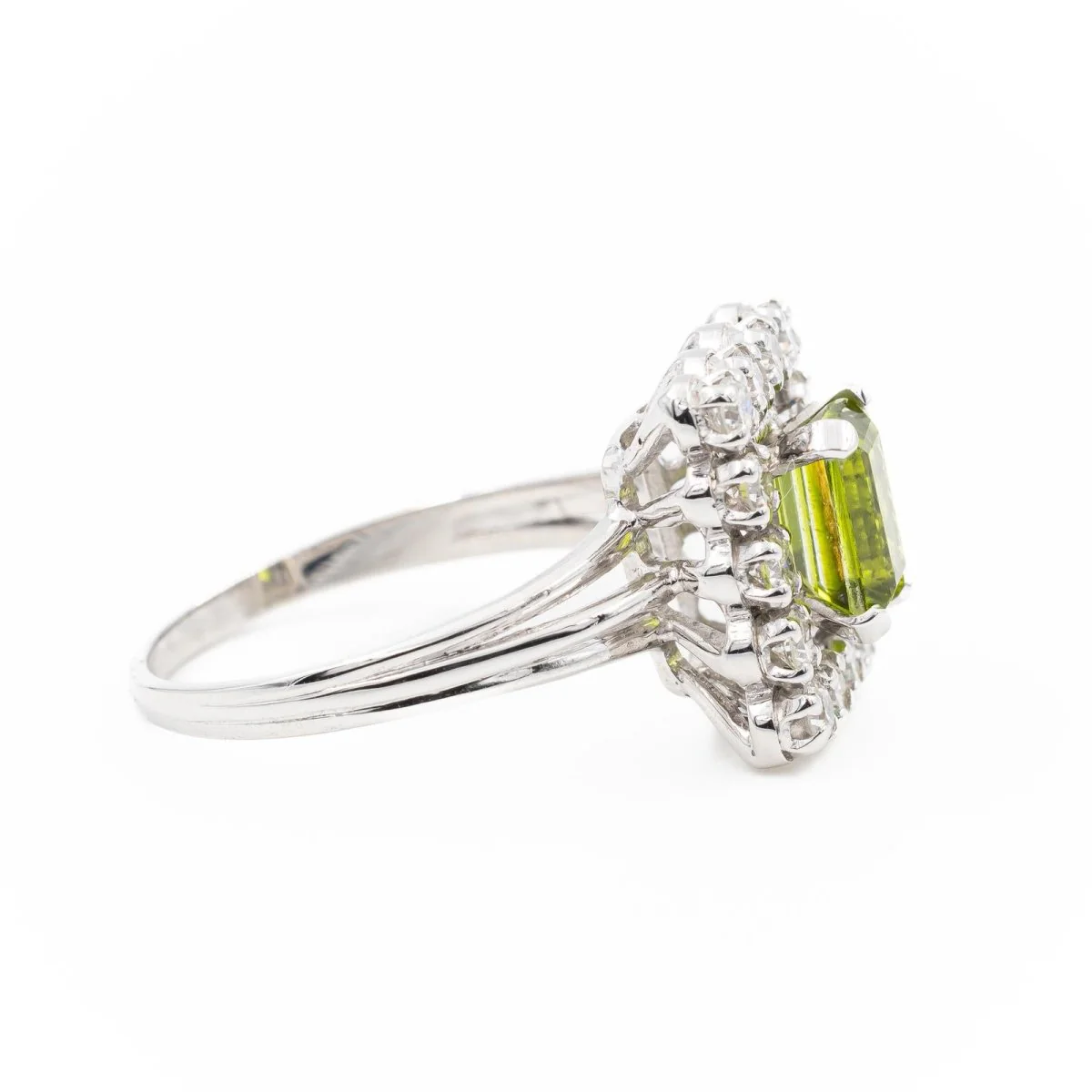 Cocktail ring in white gold, diamonds and peridot - Image 3