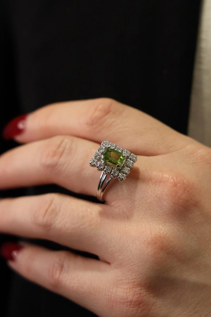 Cocktail ring in white gold, diamonds and peridot - Image 7