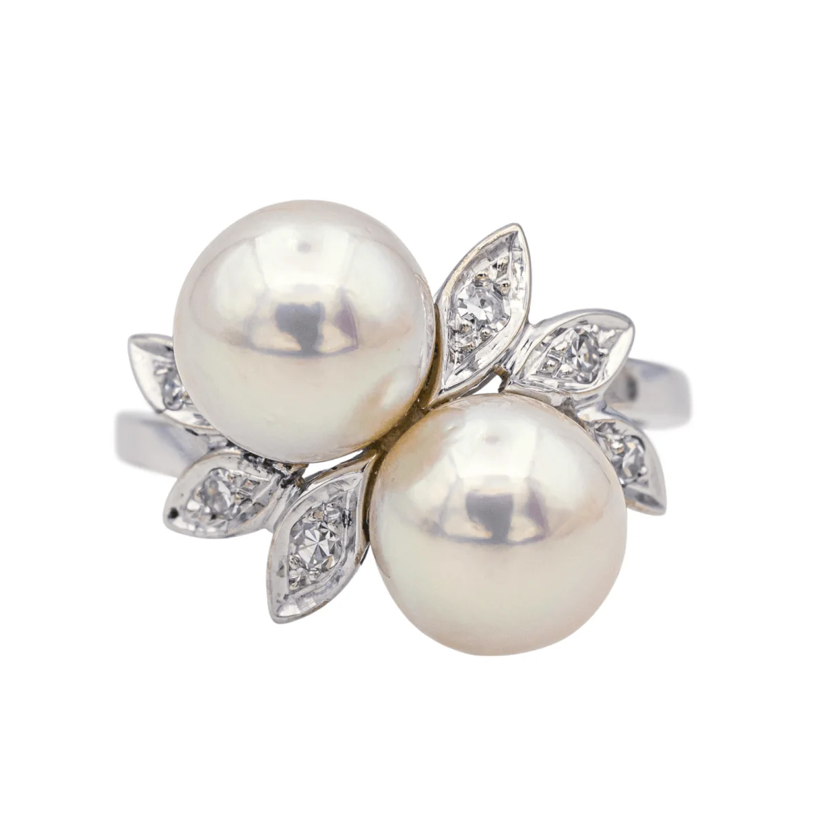White gold, pearl and diamond ring