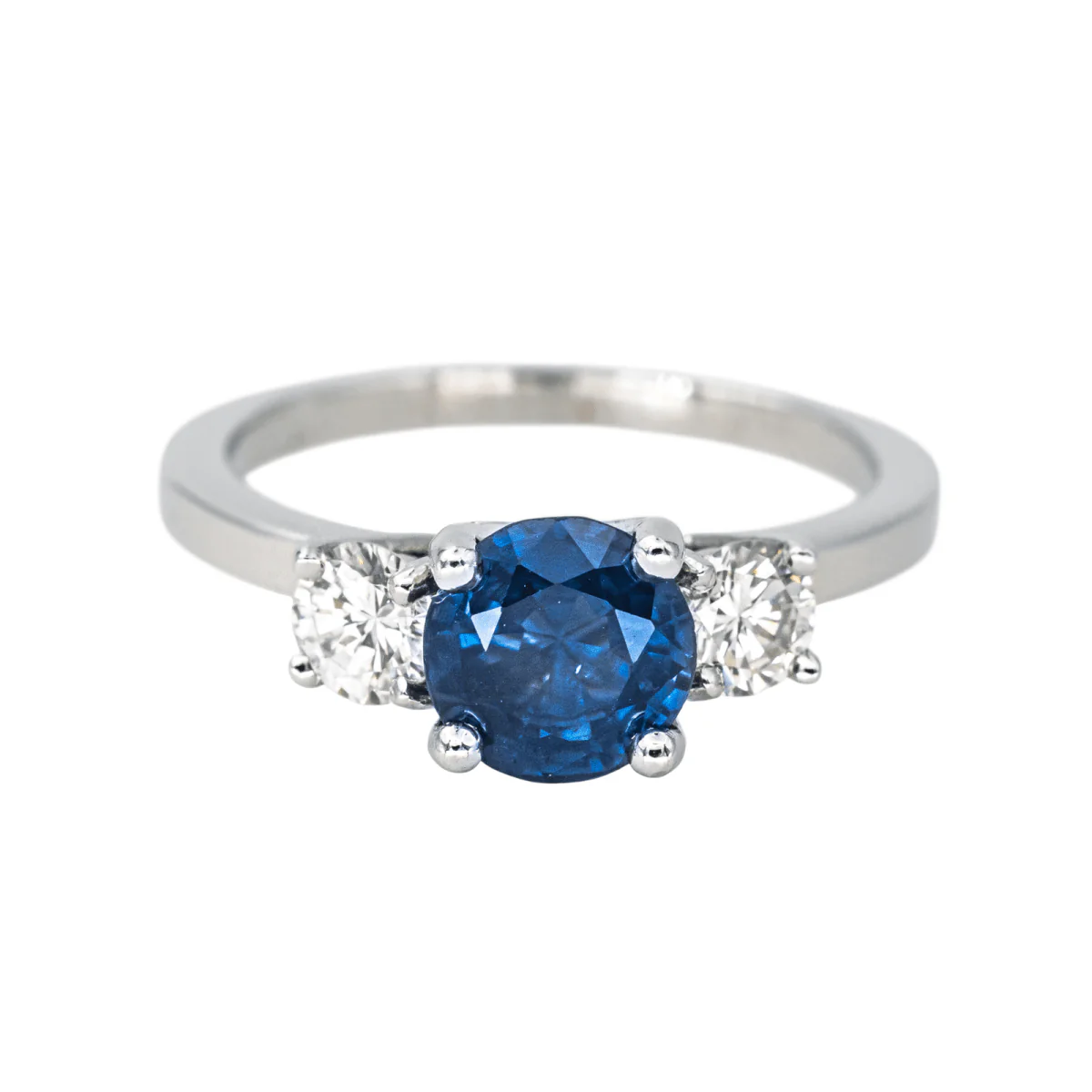 Solitaire ring in white gold, sapphire and diamonds