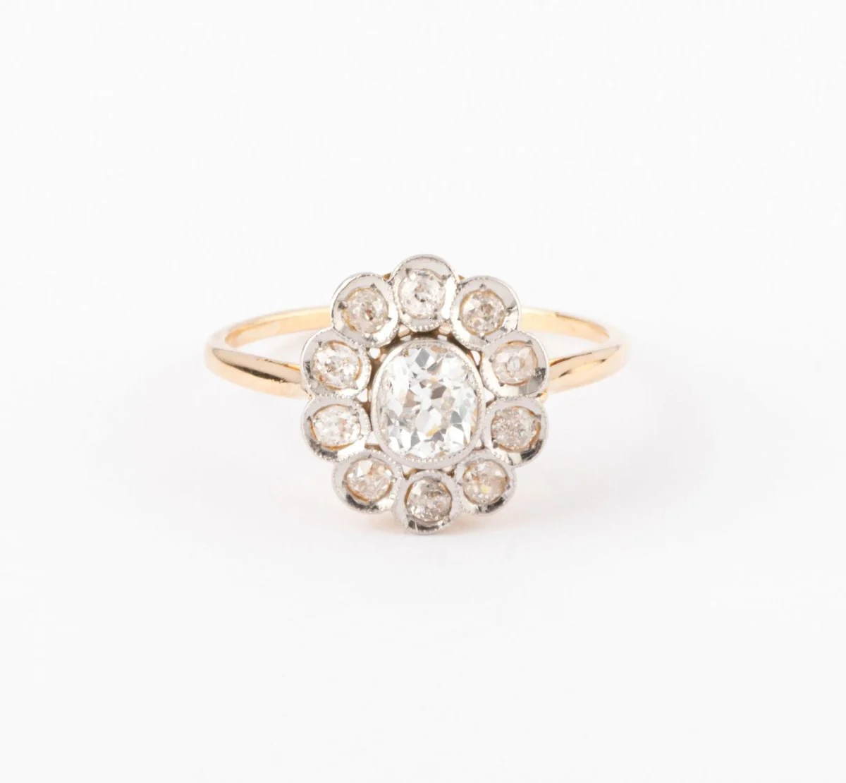 Antique daisy ring in gold and diamond