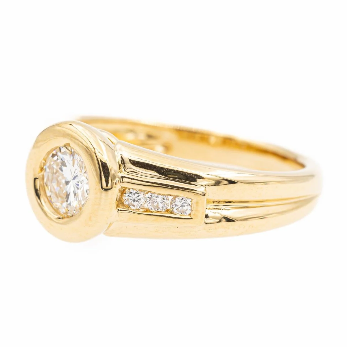 Solitaire ring in yellow gold and diamonds - Image 2