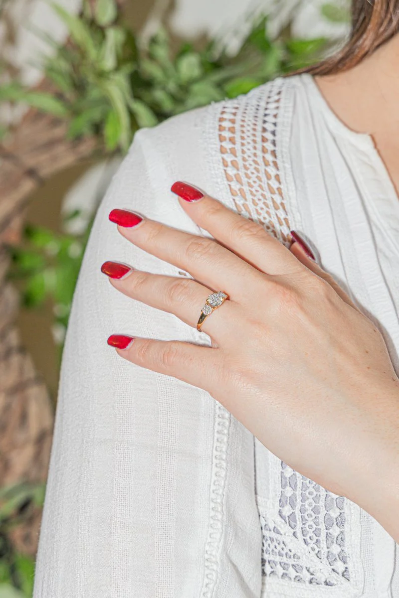 Trilogy ring in yellow gold and diamonds - Image 2