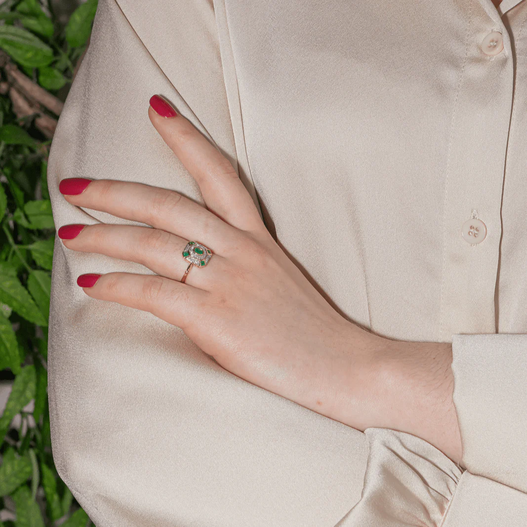 Ring at yellow gold, white gold, emeralds and diamonds - Image 2