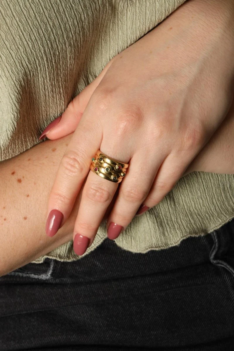 Bandeau ring in yellow gold and ruby - Image 2