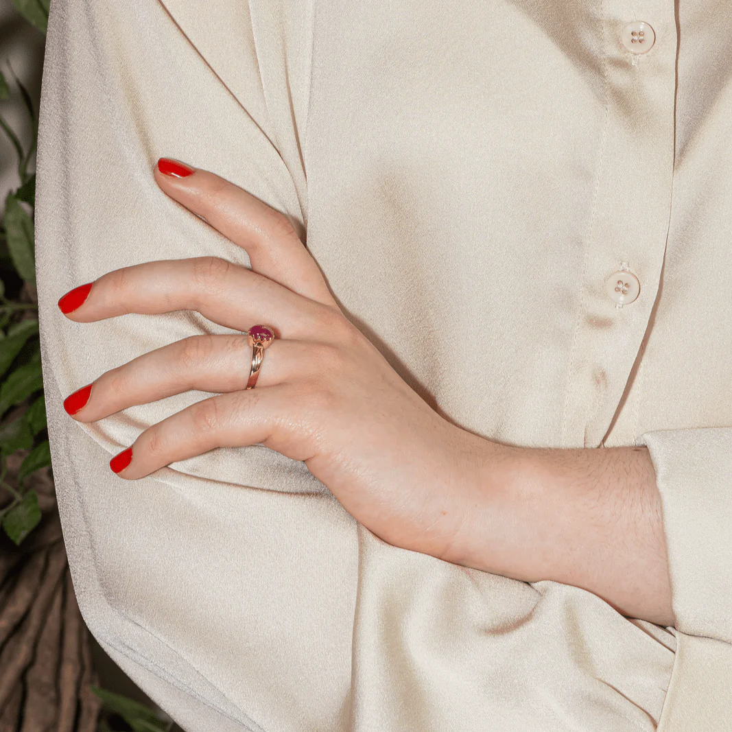 Solitaire ring in yellow gold and rubies - Image 2