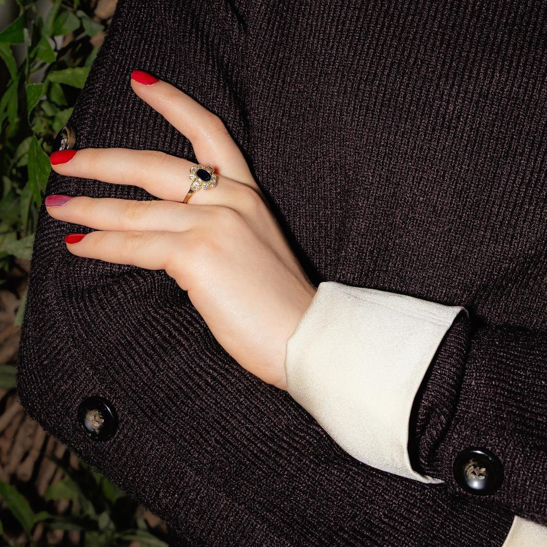 Entourage ring in yellow gold, sapphire and diamonds - Image 2