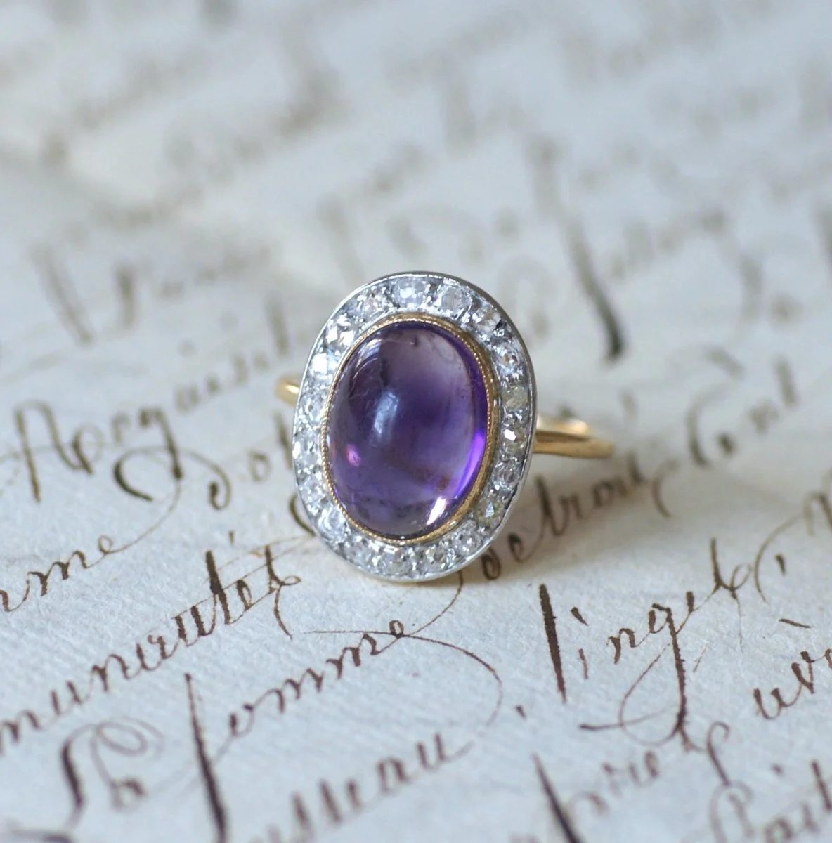 Ring Pompadour in yellow gold, paltinium, amethyst cabochon and diamonds