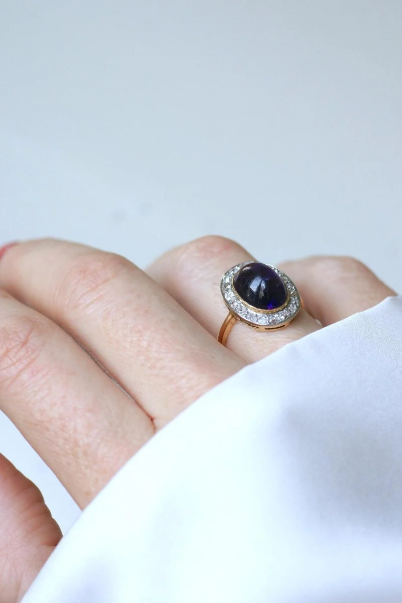 Ring Pompadour in yellow gold, paltinium, amethyst cabochon and diamonds - Image 2