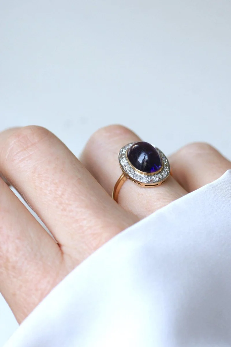 Ring Pompadour in yellow gold, paltinium, amethyst cabochon and diamonds - Image 4