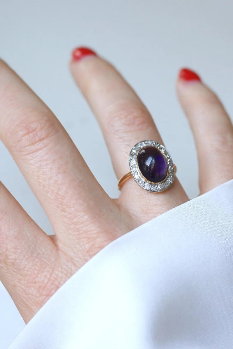 Ring Pompadour in yellow gold, paltinium, amethyst cabochon and diamonds - Image 6
