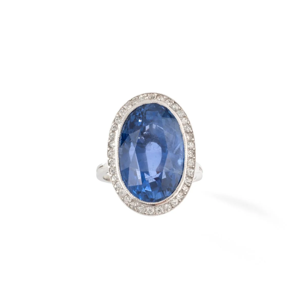 Pompadour ring in platinum, sapphire, and diamonds