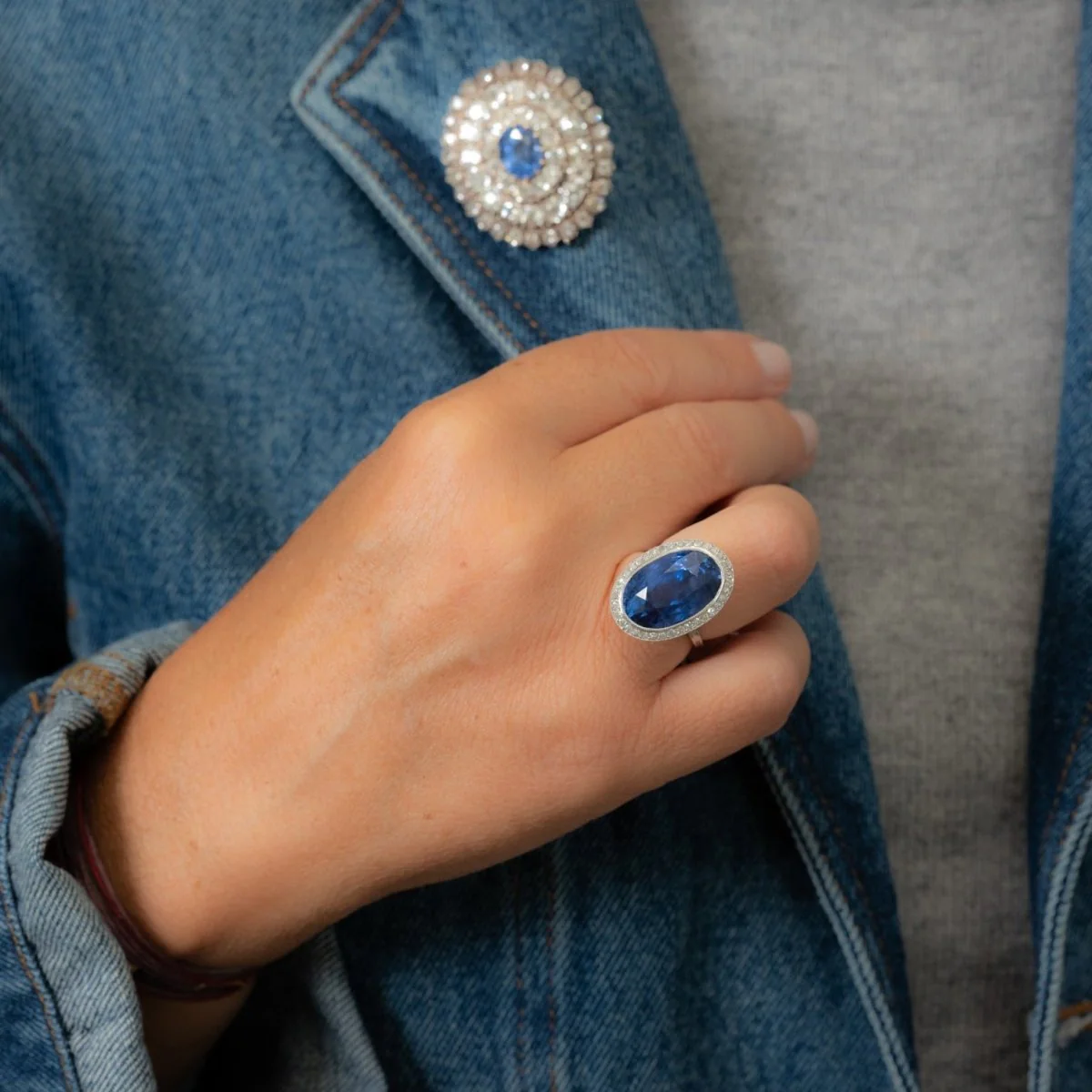 Pompadour ring in platinum, sapphire, and diamonds - Image 2