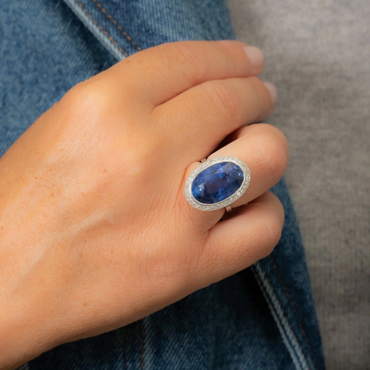 Pompadour ring in platinum, sapphire, and diamonds - Image 8