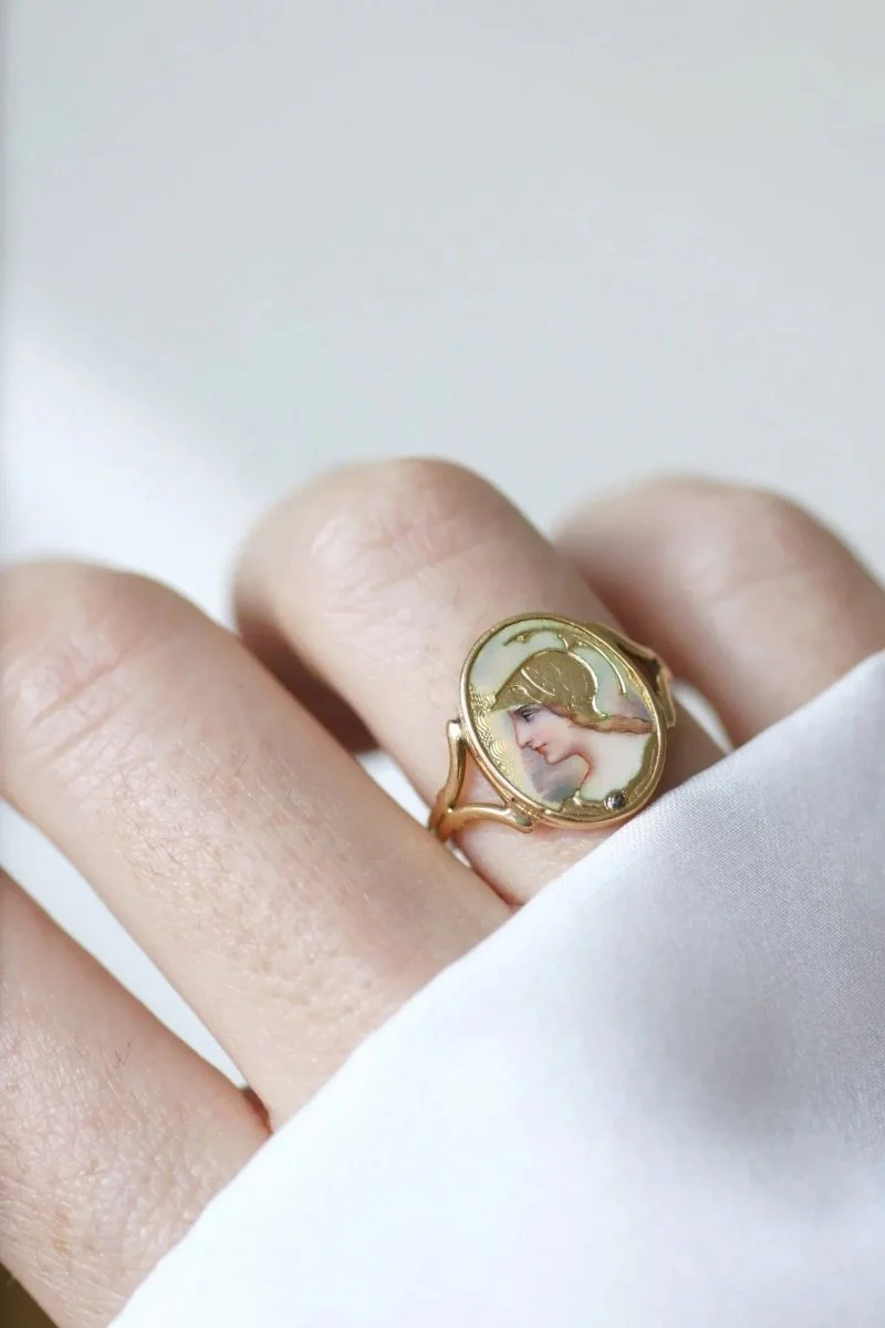 Guilloché enamel Athena portrait ring on gold - Image 4