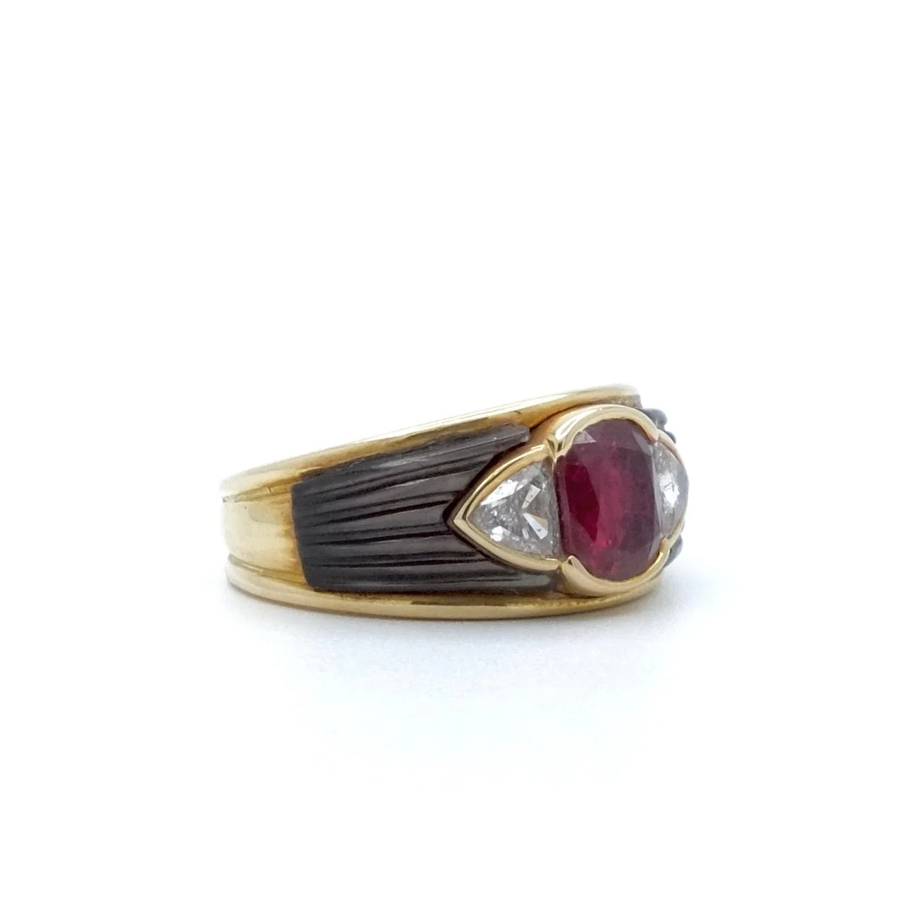 Ring raspberry ruby in yellow gold and ruby