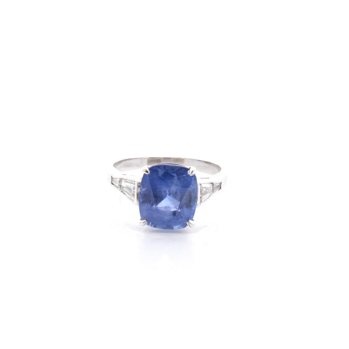 Ring in white gold, sapphire and diamonds.