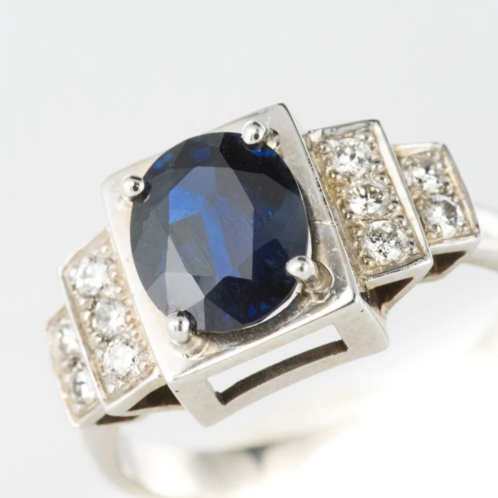Entourage ring in white gold, sapphire and diamonds - Image 4