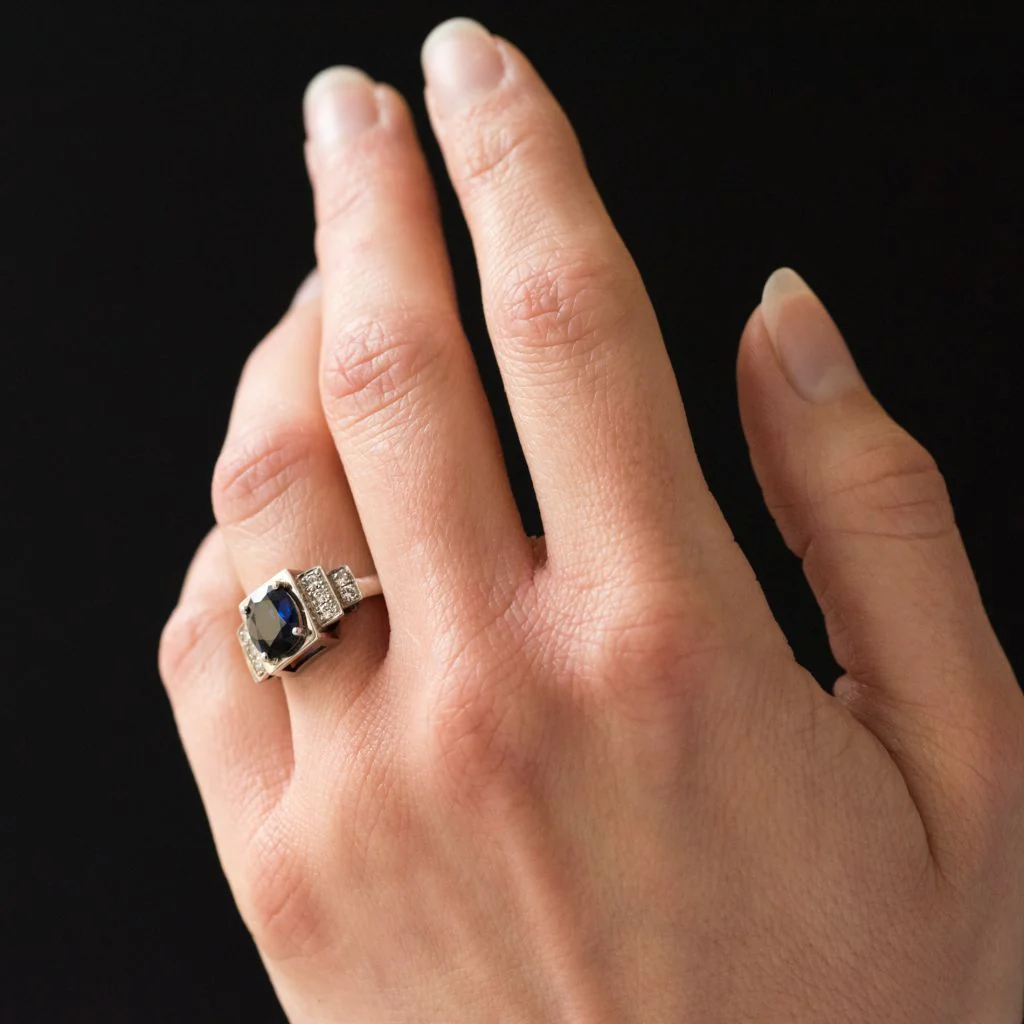 Entourage ring in white gold, sapphire and diamonds - Image 5