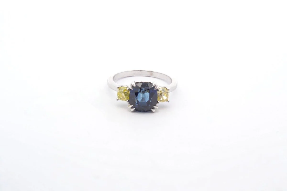 Sapphire and yellow diamond ring in platinum - Image 4