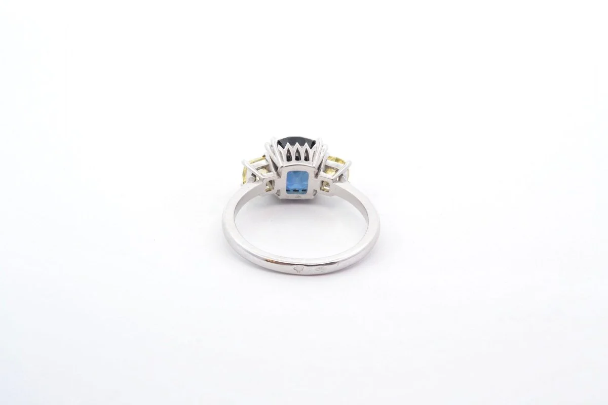 Sapphire and yellow diamond ring in platinum - Image 5