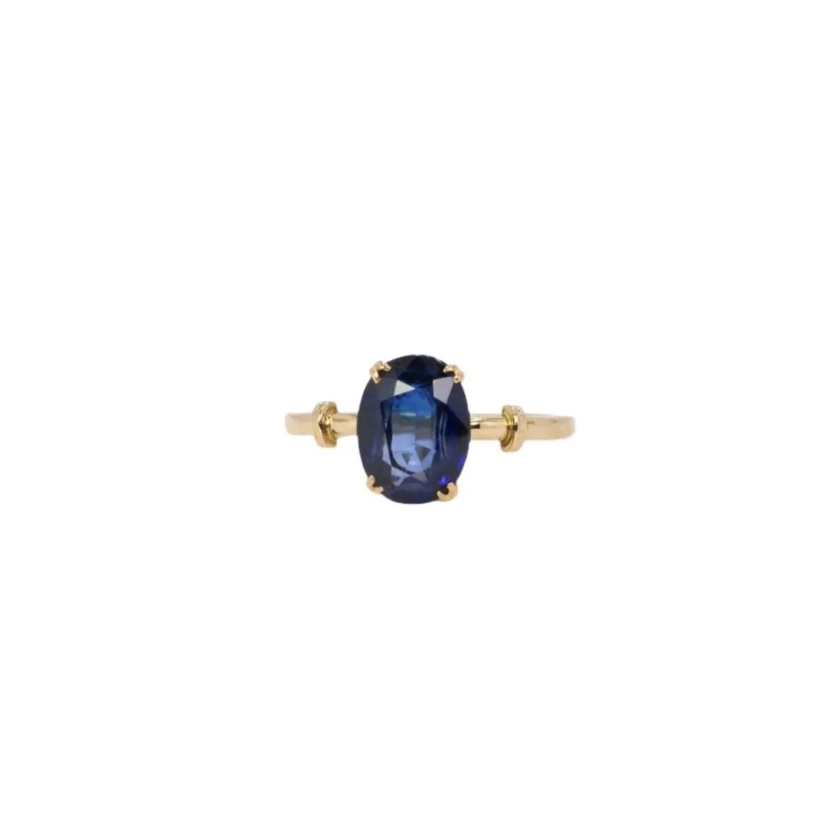 Solitaire ring in yellow gold and sapphire