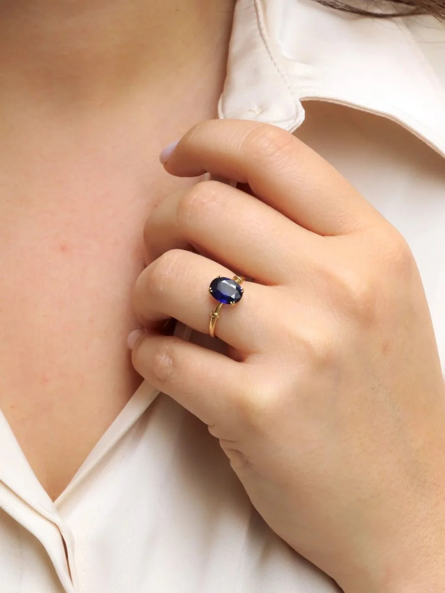 Solitaire ring in yellow gold and sapphire - Image 2