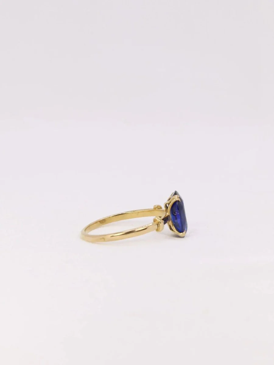 Solitaire ring in yellow gold and sapphire - Image 6