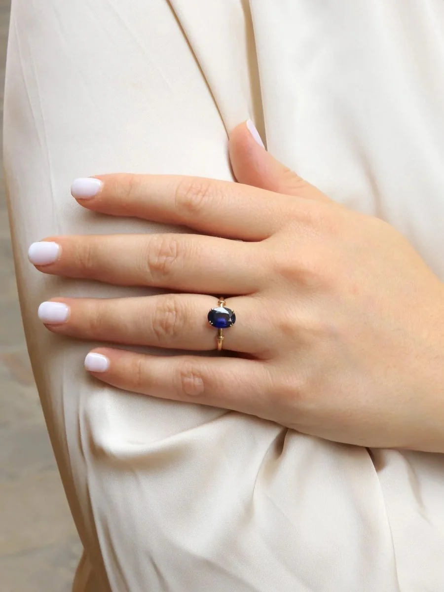 Solitaire ring in yellow gold and sapphire - Image 8