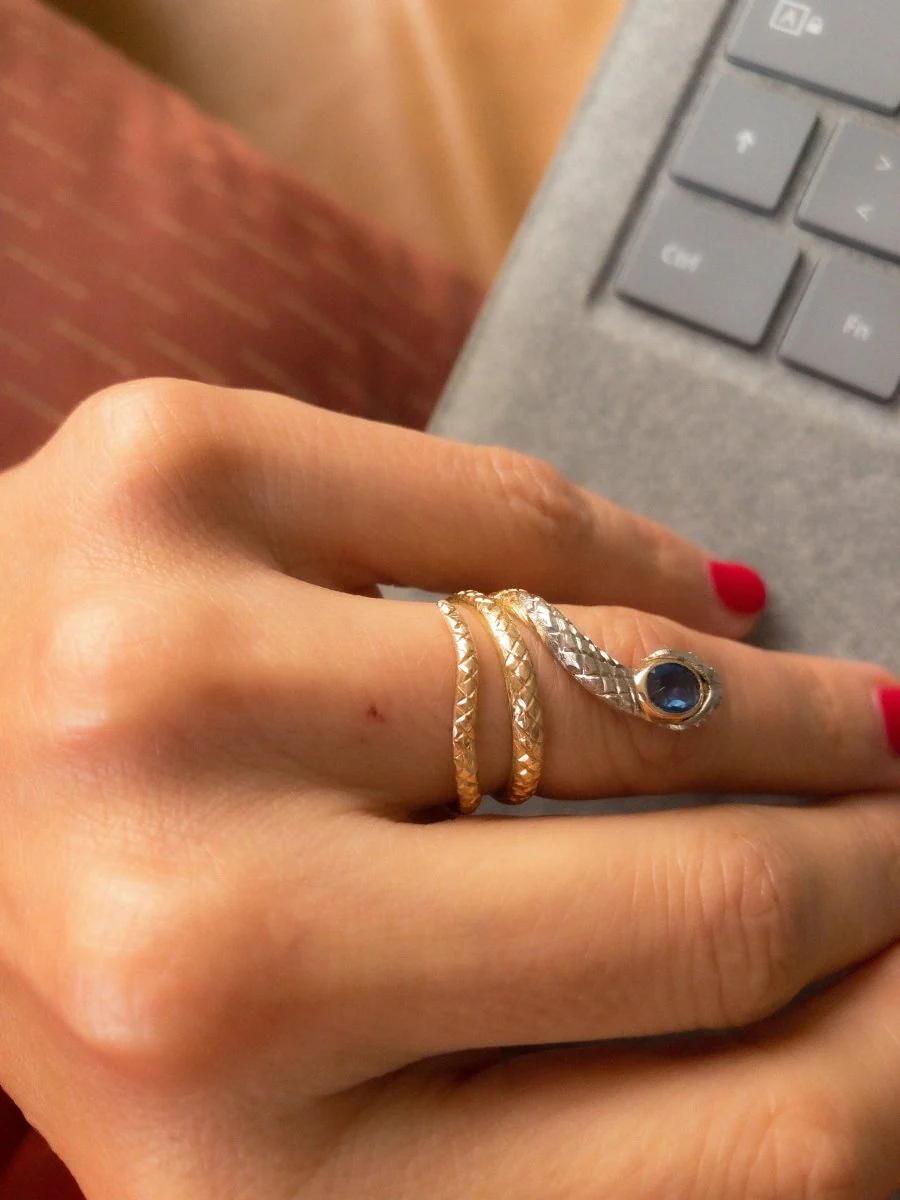 Two-tone sapphire snake ring - Image 6