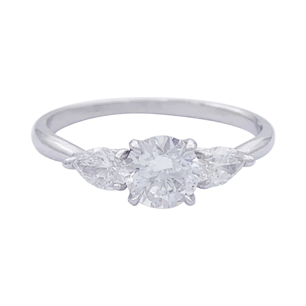 Accompanied solitaire ring - Image 3
